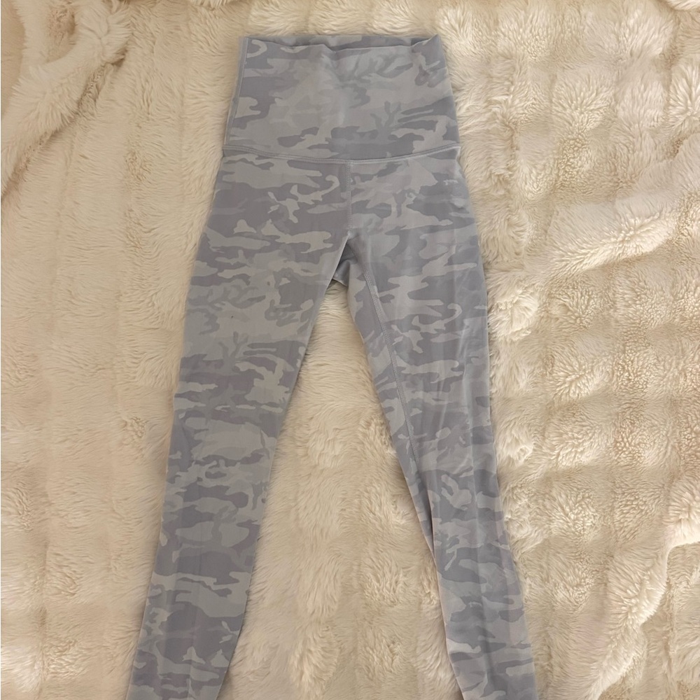 Lululemon Camo Leggings - Gray/White size 4